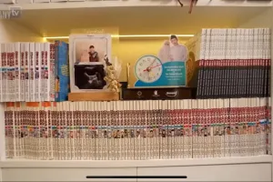 8 Potret ruang tamu Ustaz Dennis Lim ini bernuansa bak di perpustakaan