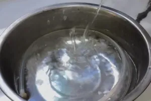 Auto bersih cuma ditekan, ini cara bersihkan noda lumut di selang dispenser agar higienis