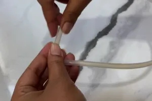 Auto bersih cuma ditekan, ini cara bersihkan noda lumut di selang dispenser agar higienis