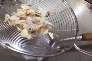 Cara simpel membuat perkedel kentang tetap padat dan tidak hancur saat digoreng meski tanpa telur