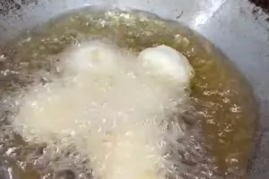 Cara simpel membuat perkedel kentang tetap padat dan tidak hancur saat digoreng meski tanpa telur
