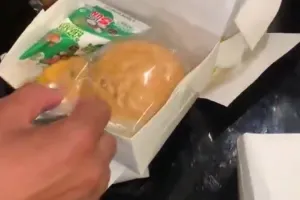 7 Potret snack para atlet di PON Aceh-Sumut 2024 ini bikin miris, isi kotaknya ada santan kemasan