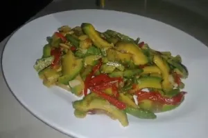 Gagal matang usai diperam, wanita ini punya trik mengolah alpukat setengah mentah jadi masakan lezat