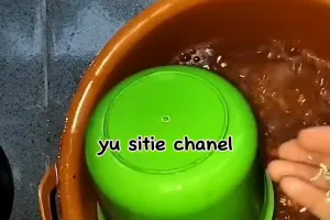 Cukup tambah 1 bahan dapur, ini cara hilangkan lumut hitam di gayung agar kesat lagi dan tak licin