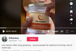 Cara mudah melepas stiker di toples bekas agar tak ada sisa lem, cukup pakai 1 alat ini