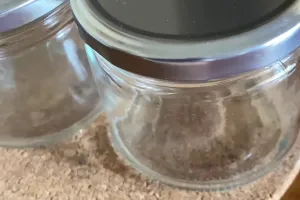 Cara mudah melepas stiker di toples bekas agar tak ada sisa lem, cukup pakai 1 alat ini