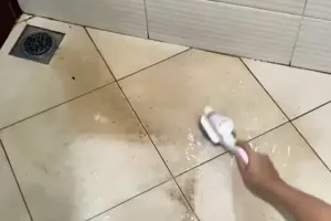 Tanpa sitrun, cara bersihkan kerak lantai kamar mandi ini auto kesat dan tak licin pakai 2 bahan dapur