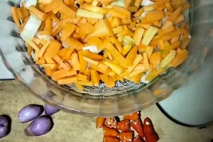 Bukan pakai cuka, ini cara bikin acar timun supaya lebih segar dan nggak mudah lembek