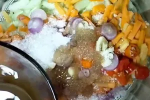 Bukan pakai cuka, ini cara bikin acar timun supaya lebih segar dan nggak mudah lembek