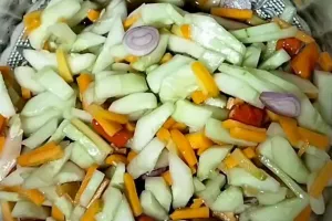 Bukan pakai cuka, ini cara bikin acar timun supaya lebih segar dan nggak mudah lembek