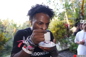 7 Makanan yang dijajal IShowSpeed saat live streaming di Indonesia, langsung melek minum beras kencur