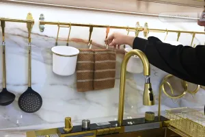 9 Cara Tasyi Athasyia menata alat masak di dapur baru, tampak rapi di rak canggih serba otomatis