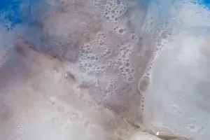 Tanpa campuran pemutih, begini cara cuci bantal dekil dan jamuran cuma pakai 3 bahan dapur