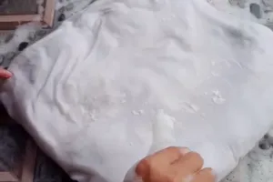 Tanpa campuran pemutih, begini cara cuci bantal dekil dan jamuran cuma pakai 3 bahan dapur