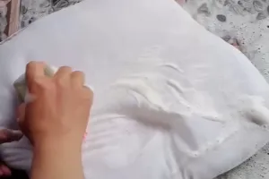 Tanpa campuran pemutih, begini cara cuci bantal dekil dan jamuran cuma pakai 3 bahan dapur