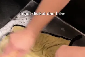 Trik mudah cuci kain lap dekil berminyak, pakai 2 bahan dapur ini auto kesat dan tak bau apek