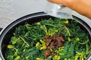 Jangan cuma direbus, ini trik masak daun pepaya agar tak pahit dan warnanya tetap hijau cerah