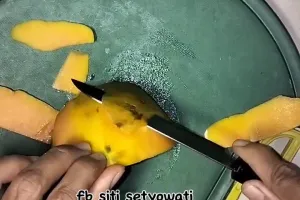 Trik praktis mengupas pepaya ini nggak bikin tangan kotor, hasilnya tetap utuh dan antilembek