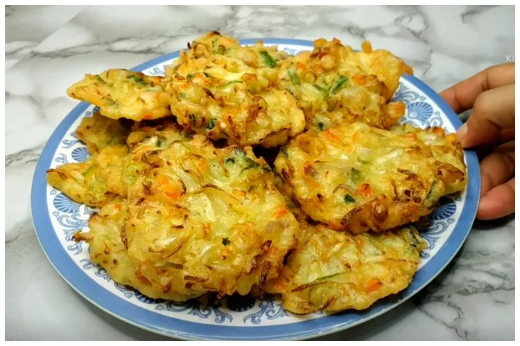 Cuma pakai 1 jenis tepung, ini trik bikin bakwan sayur agar renyah, antilembek, dan tak berminyak