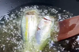 Cara mengurangi percikan minyak saat menggoreng ikan ini ampuh tanpa jahe atau tepung