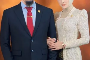 7 Adu gaya makeup istri anggota DPR RI saat pelantikan, Beby Tsabina anggun dirias flawless