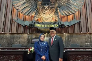 7 Adu gaya makeup istri anggota DPR RI saat pelantikan, Beby Tsabina anggun dirias flawless