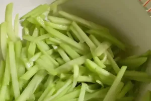 Tak perlu digosok-gosok, trik praktis menghilangkan getah labu siam ini bikin tangan nggak lengket