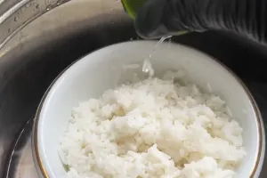 Jangan langsung dibuang, begini trik menyelamatkan nasi mulai asam dan lembek agar bisa dikonsumsi