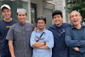 7 Potret pertemanan Baim Wong dan Dimas Seto, kajian bareng hingga kompak bangun rumah Tahfidz Quran