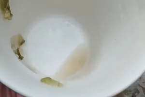 Bukan pakai baking soda, ini trik menghilangkan kerak teh di gelas keramik