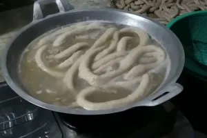 Trik cetak adonan sempol ayam ini lebih cepat dan praktis tanpa bikin tangan lengket