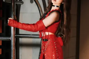 Totalitas abis, intip 9 potret gaya Rina Nose plek ketiplek cosplay jadi Lisa Blackpink