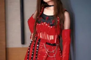 Totalitas abis, intip 9 potret gaya Rina Nose plek ketiplek cosplay jadi Lisa Blackpink