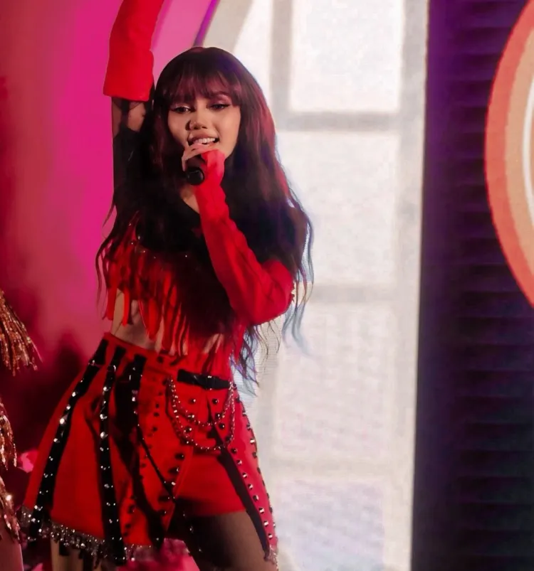 Totalitas abis, intip 9 potret gaya Rina Nose plek ketiplek cosplay jadi Lisa Blackpink