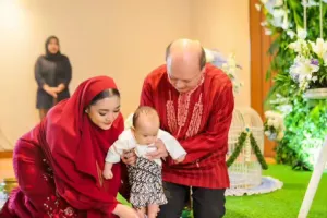 9 Momen tedak siten anak Ari Sigit dan Suci Winata, jadi ajang kumpul cucu dan cicit Soeharto