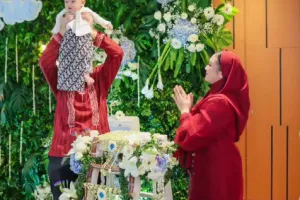 9 Momen tedak siten anak Ari Sigit dan Suci Winata, jadi ajang kumpul cucu dan cicit Soeharto