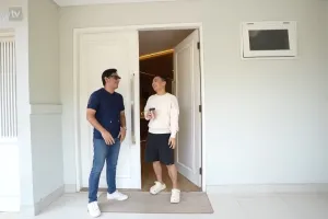 11 Potret kantor baru Raditya Dika minimalis bergaya rumah Jepang, ada sleeping pod bak hotel kapsul