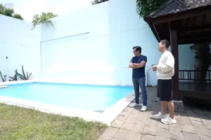 11 Potret kantor baru Raditya Dika minimalis bergaya rumah Jepang, ada sleeping pod bak hotel kapsul