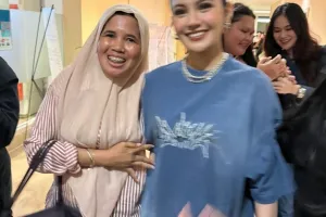 Emak-emak ajak Mahalini foto bareng, 5 potret wajah istri Rizky Febian ini nyeleneh pol