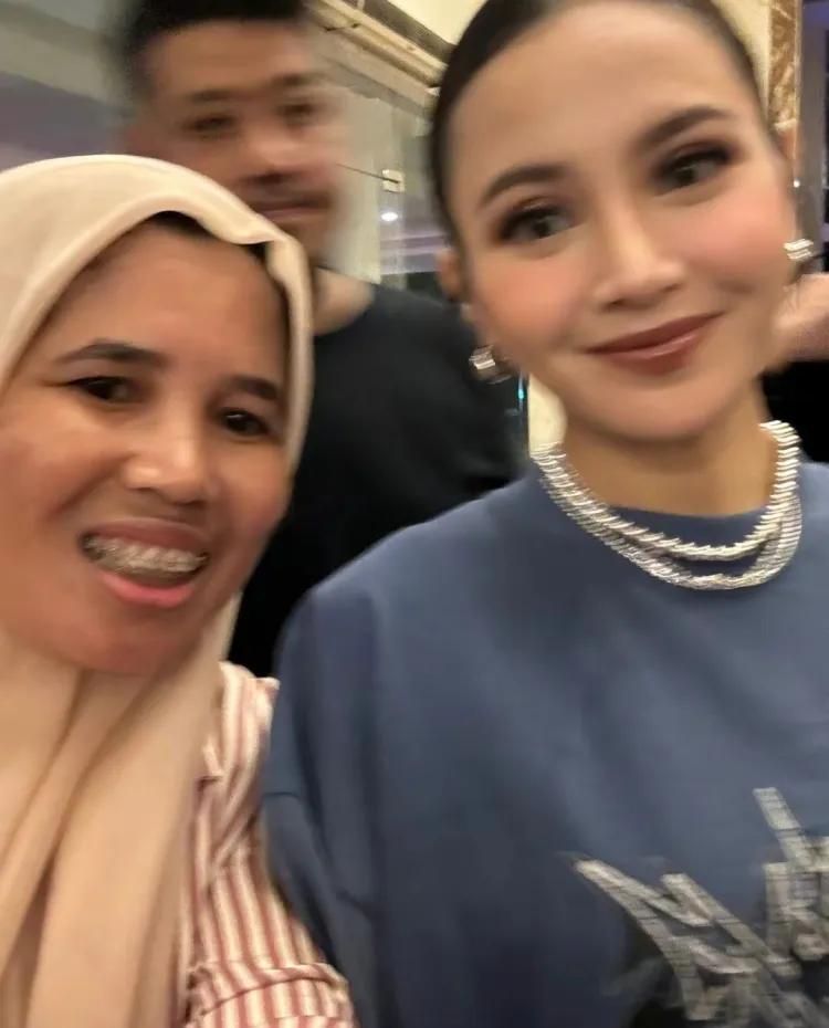 Emak-emak ajak Mahalini foto bareng, 5 potret wajah istri Rizky Febian ini nyeleneh pol