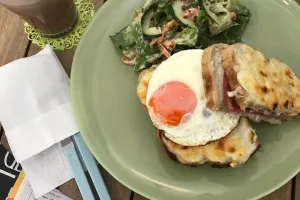 7 Momen Elyshia Nashira anak Dina Mariana kulineran, banyak menu sehat