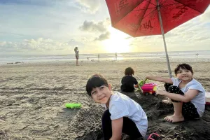 Punya image botuna tapi gampang luluh dengan perhatian anak, ini 9 momen Desta momong buah hatinya