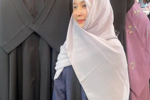 Model hijabnya bikin gemas, ini 6 potret Yuri SNSD pakai hijab saat hadiri acara pameran produk Riyadh