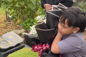 Gala Sky ziarah ke makam Vanessa Angel dan Bibi Ardiansyah sebelum sekolah, 9 momennya bikin mewek