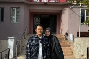 9 Potret Zaskia Mecca & Hanung Bramantyo beri bantuan ke Suriah, interaksi bareng pengungsi bikin haru