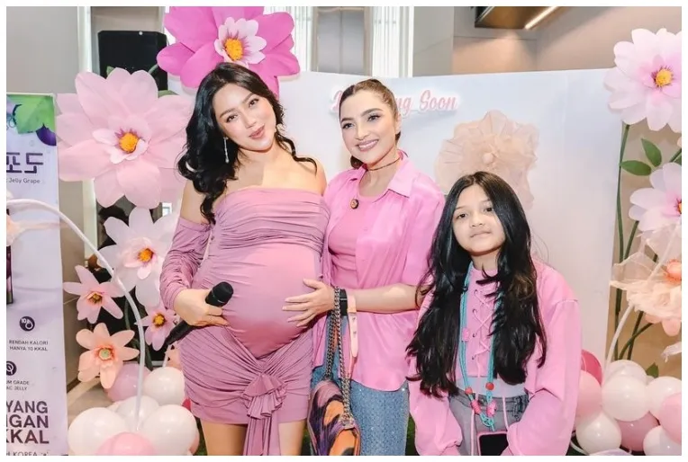 Bertema feminin, ini 5 potret detail kue baby shower Jessica Iskandar yang elegan abis