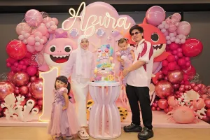 5 Potret detail kue ulang tahun Azura anak kedua Aurel dan Atta Halilintar, lucu bertema baby shark
