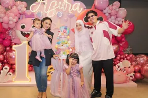 5 Potret detail kue ulang tahun Azura anak kedua Aurel dan Atta Halilintar, lucu bertema baby shark