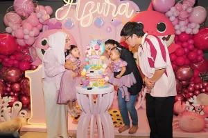 5 Potret detail kue ulang tahun Azura anak kedua Aurel dan Atta Halilintar, lucu bertema baby shark