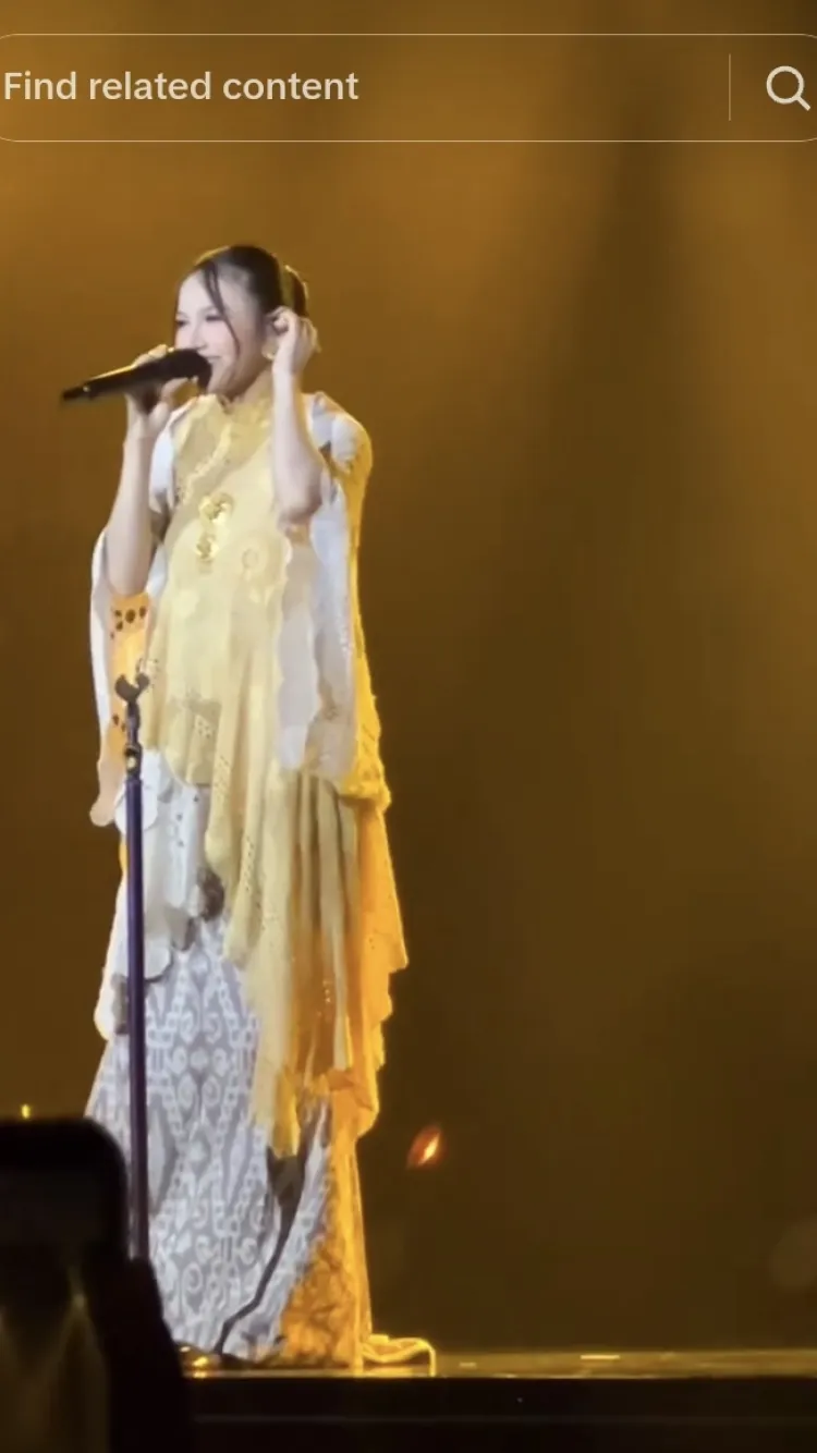 7 Potret Mahalini manggung di Samarinda ini tuai sorotan, penampilannya diduga tengah berbadan dua